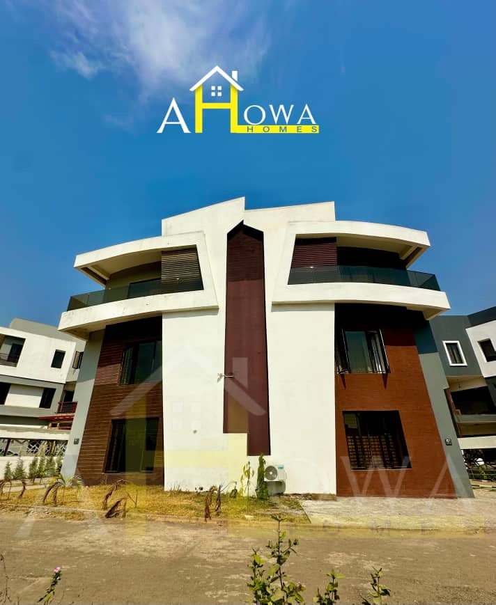 Modern 4 bedroom. Fully detached and finished duplex 